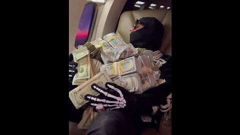 6ix9ine Showing Off His Safe With $10 Million Dollars!