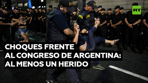 Segundo día de choques afueras del Congreso argentino por el debate de 'ley ómnibus'