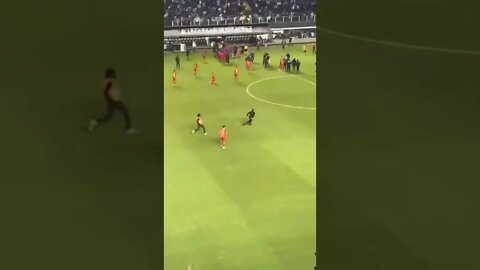 Vídeo mostra torcedor do Santos agredindo jogador do Unión La Calera.