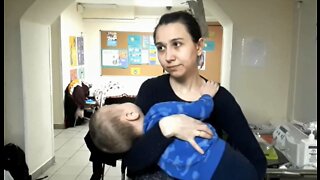 Niños en Kiev se refugian en un hospital infantil