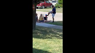 Dad ruins kids lemonade stand