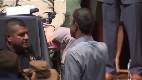 Beta male clown Beto O' Rourke interrupts Gregg Abbott conference press about Texas school shooting