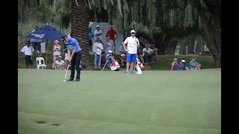 VIDEO-GOLF-SAOPEN: England's Chris Paisley holes birdie putt on 17 (Nkq)