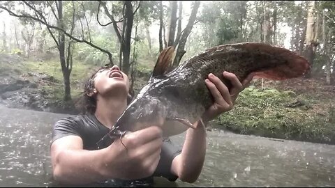 Wild barehanded animal catches