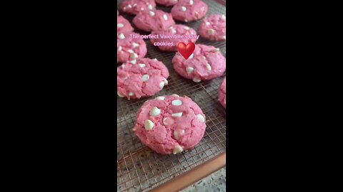 You need these strawberry white chocolate chip cookies this Valentine's Day! 💕💖💓