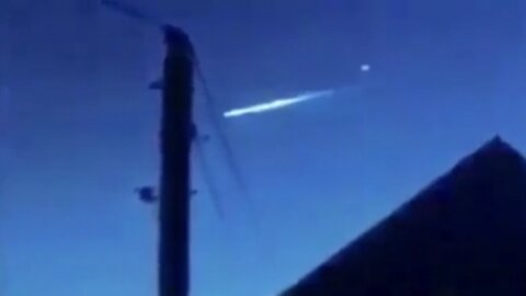 Meteorite And White UFO Orb Flies Over Pyramids of Egypt.