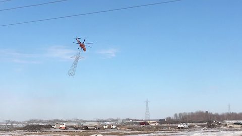 Helicopter Pilot Shows Amazing Skills Picking Up Transmission Tower