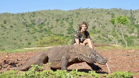 Surviving 24 Hours on KOMODO ISLAND Challenge (Komodo Dragon)