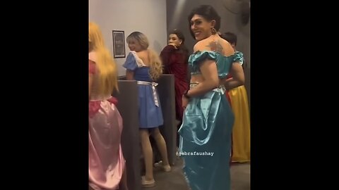 MEN USE URINAL🧔‍♀️DRESSED AS DISNEY PRINCESS🎬🚹🚽🚰💫