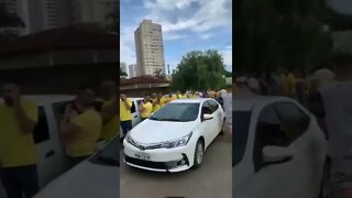 Ruas cheias de Verde e Amarelo para votar