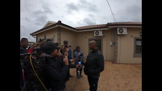 SOUTH AFRICA - Durban - HAWKS, Asset Forfeiture Unit raid Zandile Gumede's home(Videos) (udB)