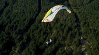 Un parapentiste réalise de folles figures en plein ciel