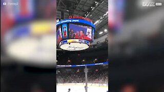 Un vendeur de pop-corn fait le show en plein stade