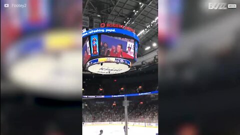 Un vendeur de pop-corn fait le show en plein stade