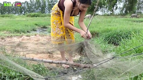 Primitive wonderful girl Catch fish Using plastic Pipe trap
