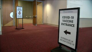 Restaurant, food service workers get first COVID-19 vaccine doses at Wisconsin Center