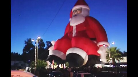 5 Giant Inflatable Santas