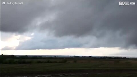 Un homme filme la formation d'une tornade au Kansas