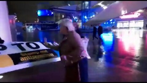 Jimmy carr fan confronts stand up to racism i fu##ing love him out side the 0 2 Arena 😮😮😮#jimmycarr