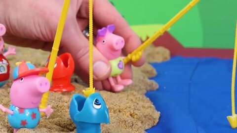 168 5Peppa Pig at the Beach finds Dinosaur Fossils Toy Learning Video for Kids!