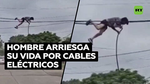 Hombre intenta robar cables eléctricos a varios metros de altura