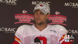 Chiefs P Dustin Colquitt collects autographs of Special Olympians