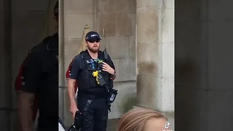 Tourist and guard eye to eye #horseguardsparade