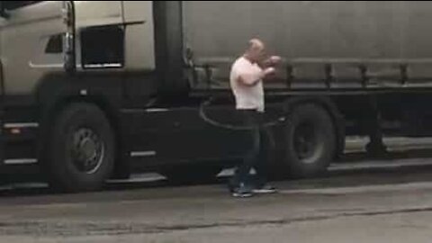 Camionista usa hula hoop para fazer exercício