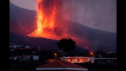 La lava avanza más lenta, pero una colada se ensancha hasta más de 500 metros