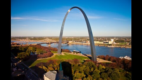 № 23. Палата Представників схвалила підсвітити арку «Gateway Arch» кольорами українського прапора