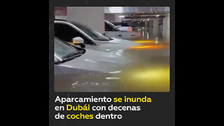 Aparcamiento inundado completamente tras los diluvios en Dubái