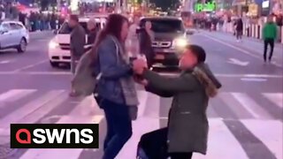 Touching moment man stops traffic in Times Square to propose to girlfriend