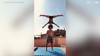 Artistas de circo partilham tudo... Até óculos de sol!