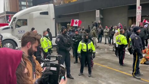 🇨🇦CANADIANS SING NATIONAL ANTHEM IN FRONT OF POLICE 🇨🇦*WE ARE WINNING**
