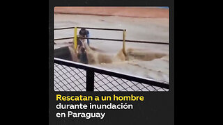 Salvan a un hombre de caer en sumidero durante inundación en Paraguay