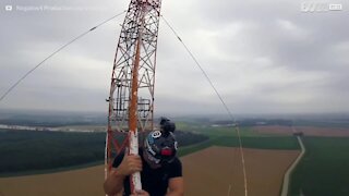 Base jump da un'antenna a 160 metri d'altezza