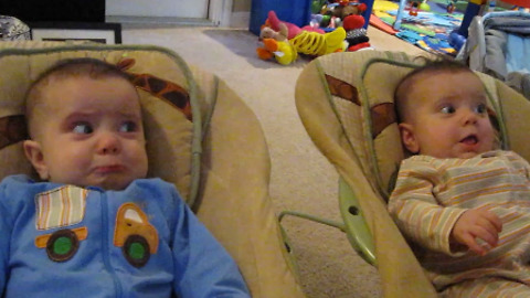 Twin Babies Cry When They Hear The Song “Over The Rainbow”