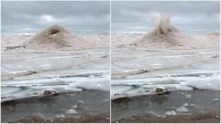 Mærkelig sand formation i Lake Michigan ligner en vulkan