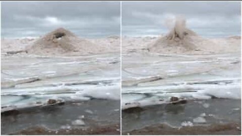 Mærkelig sand formation i Lake Michigan ligner en vulkan