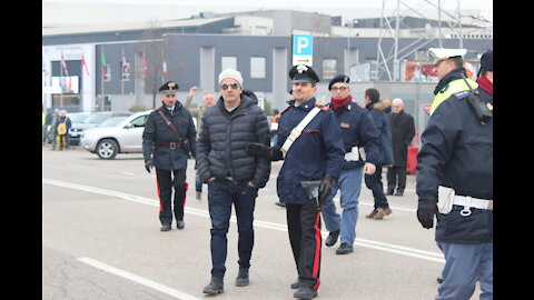 Roberto Baggio duramente contestato dagli Animalisti alla fiera della caccia di Vicenza