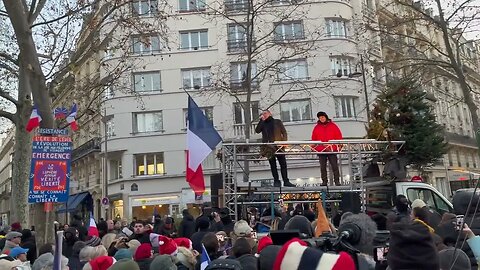 Oliv Oliv prend la parole après la manifestation à la place Pierres Laroques à Paris le 17/12/2022