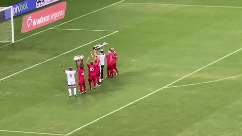 Zico, Arrascaeta, Éverton Ribeiro, David Luiz e Diego mostrando as taças antes do Jogo das Estrelas