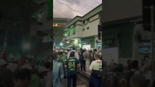 Torcida do Palmeiras torcendo pro Vasco em bar