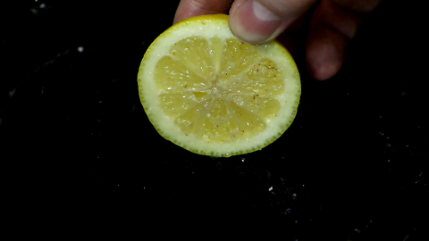 Kitchen life hack: Using a lemon to clean frying pan stains