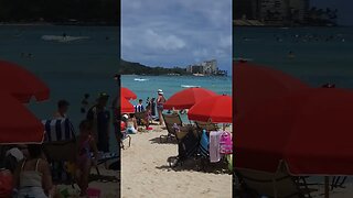 busy beach ⛱️ #travel #beach #explore #vlog #shorts #hawaii #wakikibeach