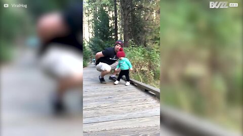 Ce père sauve son enfant de la chute grâce à ces réflexes hors du commun