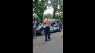 INNALILAHI, BATU BESAR MENIMPA MOBIL DI CADAS PANGERANG SUMEDANG