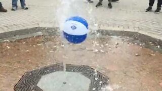 Palla sembra volare su una fonte di acqua!