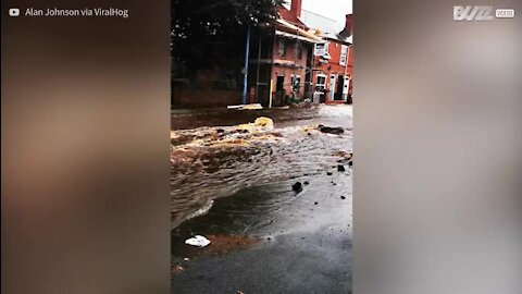 Des canalisations éclatent et inondent une rue au Royaume-Uni