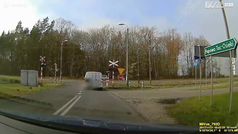 Lastbil ignorerer stopskilt og bliver ramt af et tog i Polen